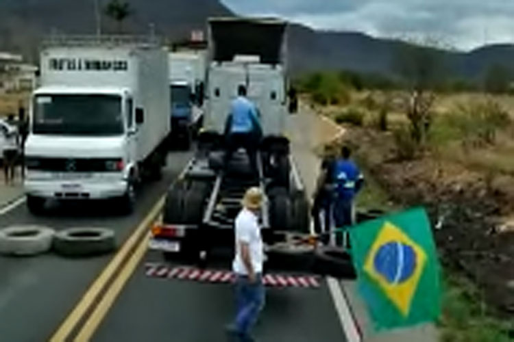 Guanambi: Bloqueio na BR-030 é frustrado por falta de adesão e interferência da PM