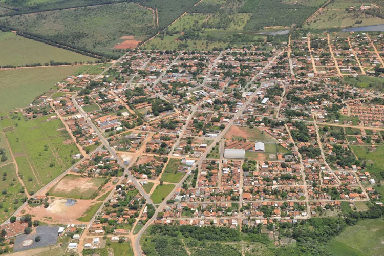 Adolescente trans tem casa apedrejada em Poções