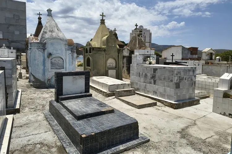 Dia de Finados: Cemitérios em Brumado passam por ampla reforma