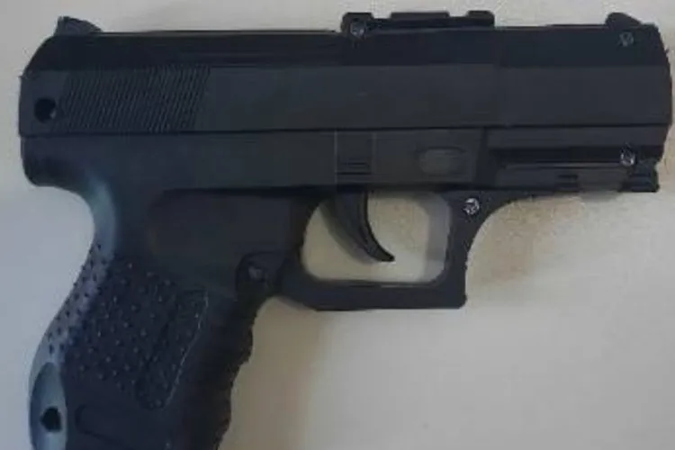 PM apreende simulacro de arma de fogo com aluno de 15 anos em colégio de Mirante