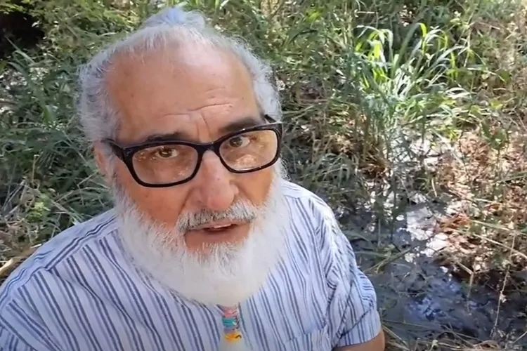 'Quem sabe o cheiro não toca o coração': Ativista convida candidatos para tomar café na beira de esgoto em Macaúbas