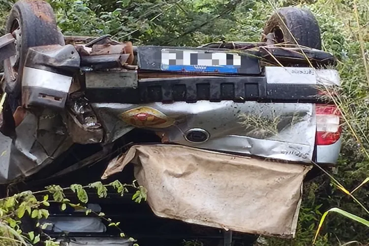 Carro sai da pista na BR-030 e deixa casal em estado grave em Caetité 
