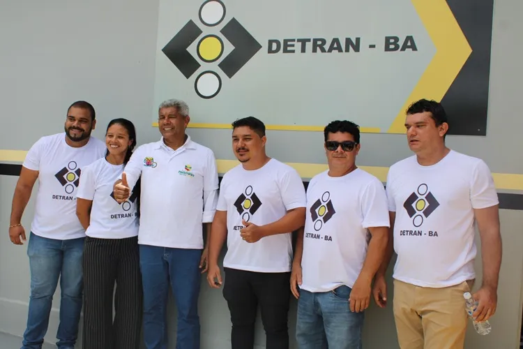 Governador entrega obra de pavimentação asfáltica e prestigia Canaval em Paramirim