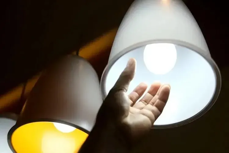 Aneel reduz bandeira para vermelha 1 na conta de luz em outubro