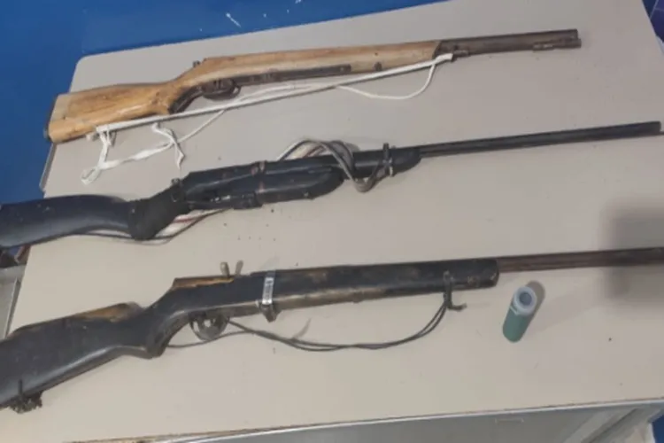 Homem é preso por violência doméstica e arsenal artesanal é apreendido em Oliveira dos Brejinhos