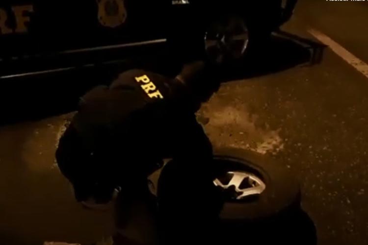 BR-116: Dois homens são presos com cocaína escondida em estepe de carro de luxo