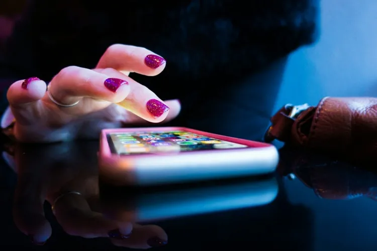 O celular se consolidou como a principal tela do entretenimento online no Brasil