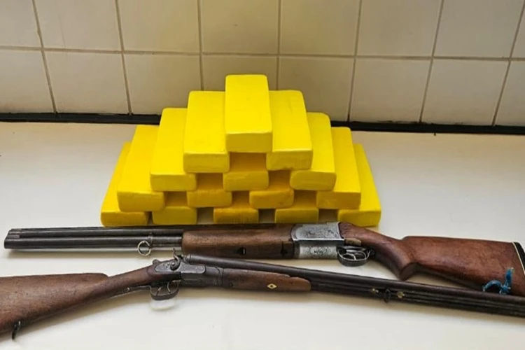 79ª CIPM e Polícia Civil apreendem 15 kg de drogas e armas de fogo em Poções