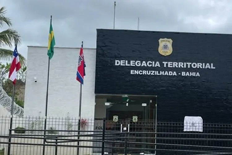 Homem é detido após agredir mulher e tentar se desfazer de faca em Encruzilhada