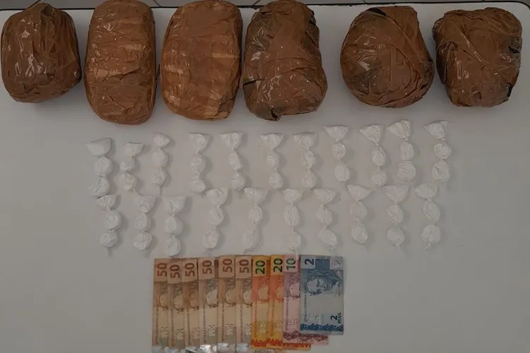 Homem é preso com quase 2kg de drogas após perseguição no centro de Urandi