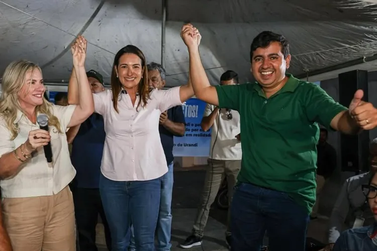 Distante de Charles Fernandes, Ivana Bastos divide palanque com Roberta Roma em Urandi