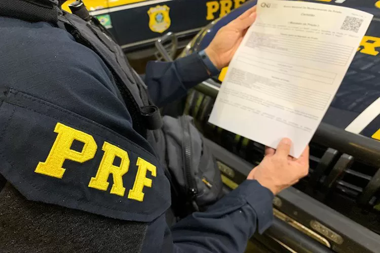 Mulher acusada de sequestro e cárcere privado é presa pela PRF em Caravelas