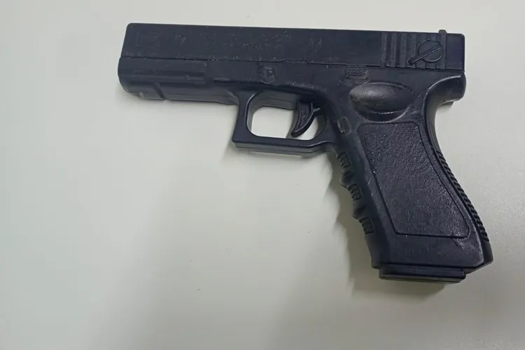 Jovem causa pânico com arma falsa em via pública e foge em Presidente Jânio Quadros