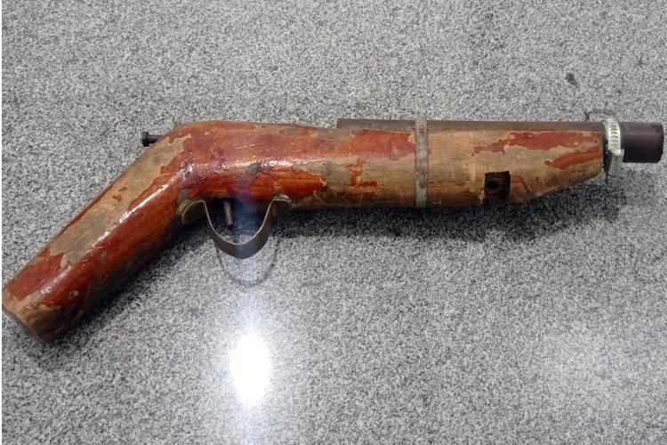 Condeúba: 2ª CIPRv apreende arma de fogo dentro de mala na BA-263