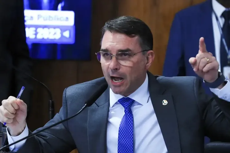 Flávio Bolsonaro viaja para os EUA após derrota nas Eleições 2026