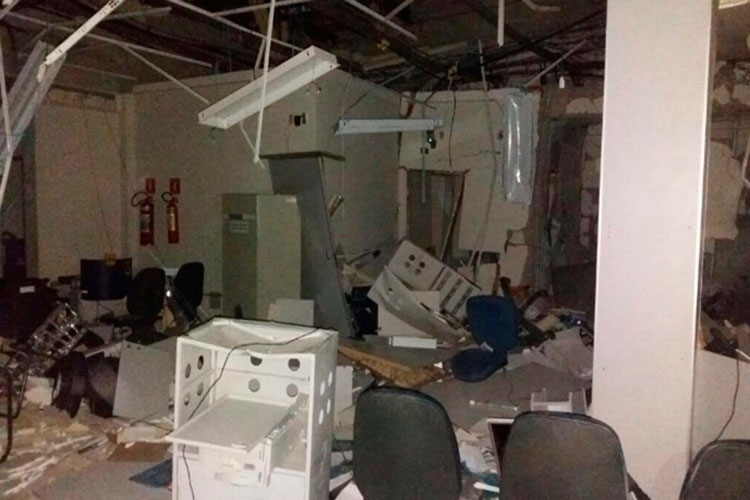 Grupo invade cidade e explode banco em Utinga