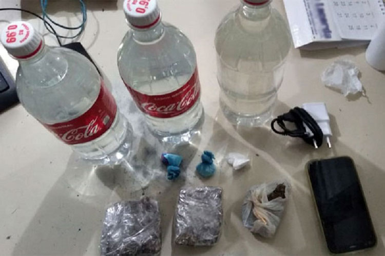 Homem é preso tentando arremessar cachaça, celular e drogas na carceragem de Brumado