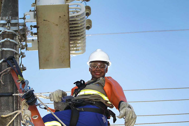 Semana da Mulher: Primeira eletricista da Coelba dribla machismo e realiza sonho