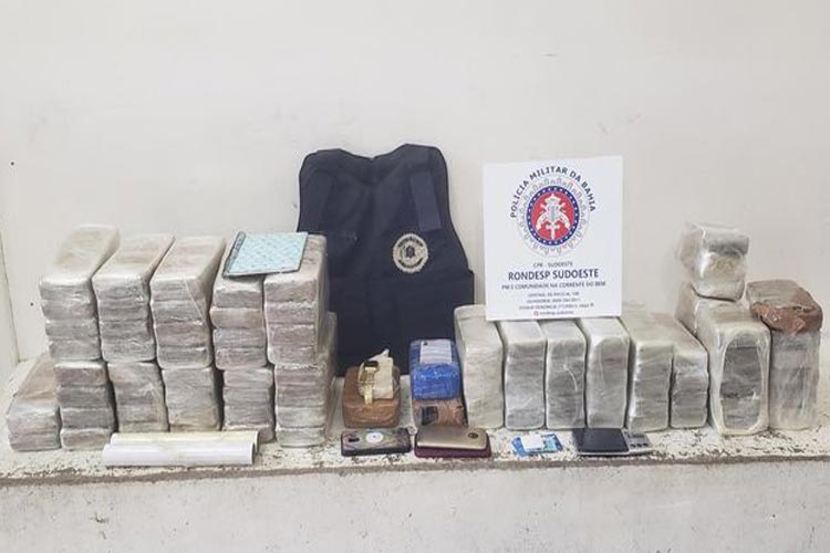 Casal de foragidos flagrado com 100 kg de maconha em Vitória da Conquista