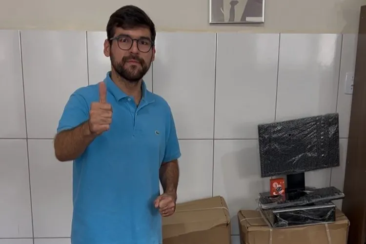 Brumado: João Vasconcelos entrega computadores a escolas de Ubiraçaba e Samambaia