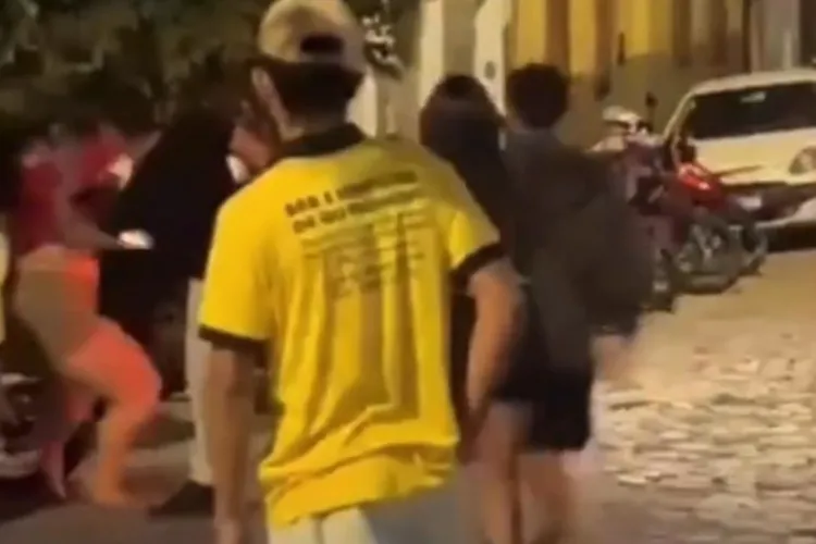 VÍDEO: Homem acerta uma mulher com um chute no rosto em Macaúbas