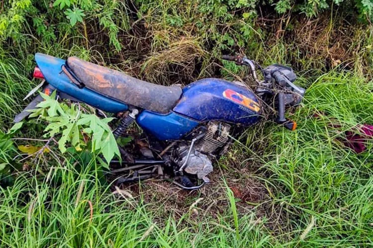 Polícia Militar localiza moto roubada escondida em matagal em Brumado