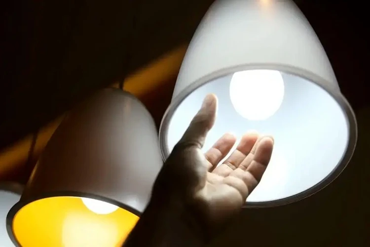 Aneel reduz taxa extra da conta de luz em dezembro, agora em bandeira amarela