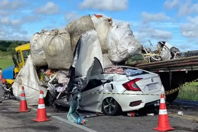 Quatro pessoas morrem em batida entre caminhão e carro na BR-116 em Poções