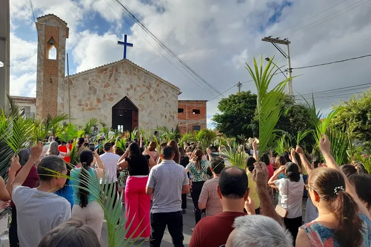 Brumado: Católicos abrem a Semana Santa celebrando a missa e procissão de Ramos