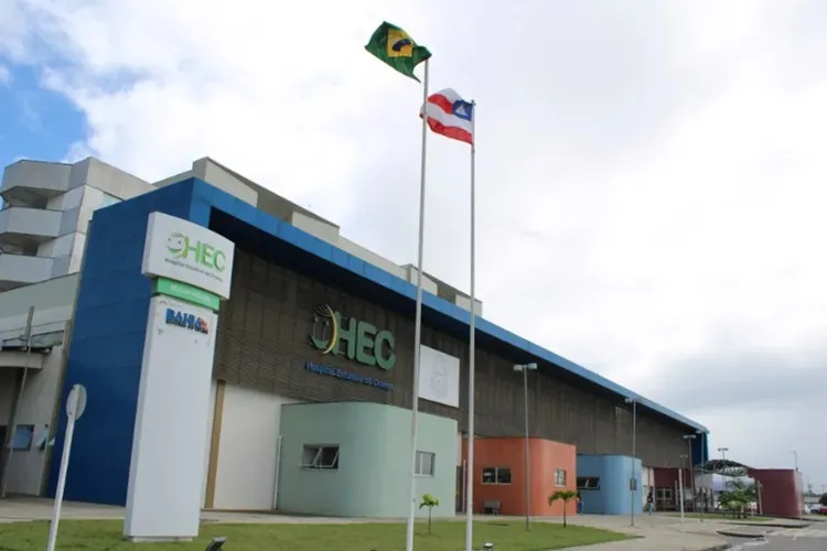 Criança de 10 morre após moto pilotada pelo pai bater em carro na BA-401 em Candeal