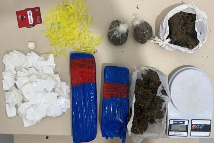 Drogas são apreendidas durante operação policial em Condeúba