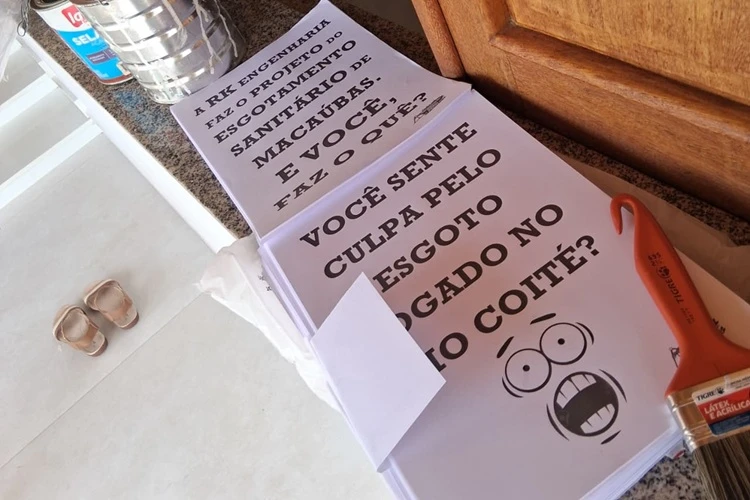 Cartazes provocam conscientização popular pelo esgotamento sanitário de Macaúbas