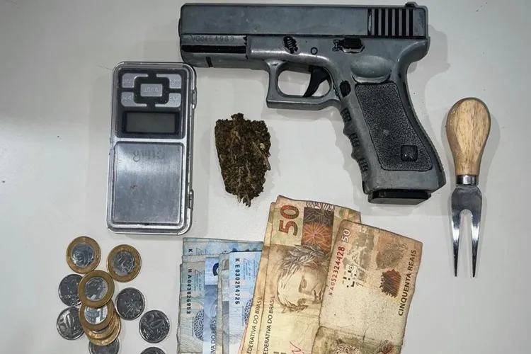 78ª CIPM apreende simulacro de arma e drogas em Vitória da Conquista