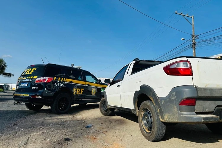 PRF apreende veículo adulterado durante fiscalização em Jaguaquara