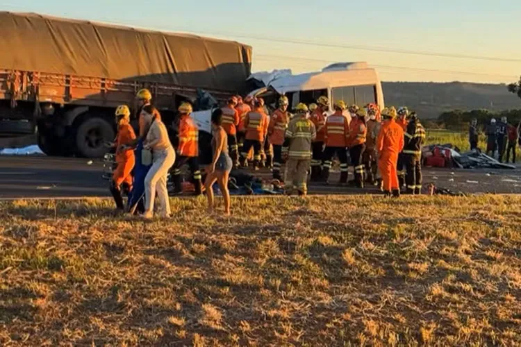Acidente entre caminhão e van que saiu da Bahia deixa 5 mortos e 11 feridos