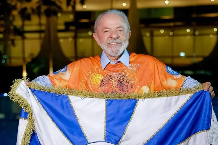 TSE aceita ação de Flávio Bolsonaro contra Lula e Alckmin por desfile no Carnaval de 2026