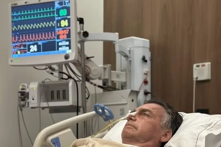 Carlos Bolsonaro posta foto do pai no hospital após cirurgia de 3h30