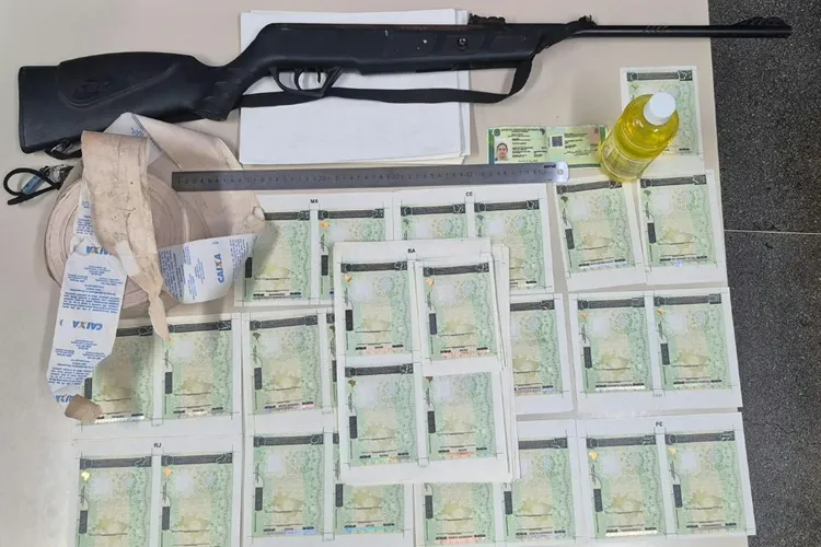 Rondesp apreende fábrica clandestina de CNHs falsas de 12 estados em Guanambi
