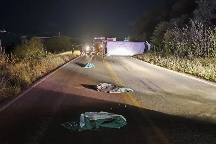 Capotamento de furgão obstrui parcialmente a BA-152 em Livramento de Nossa Senhora