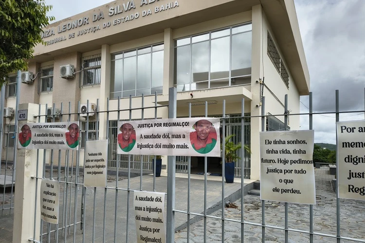 Brumado: Vestida de luto e com foto estampada, família comparece à júri e pede justiça