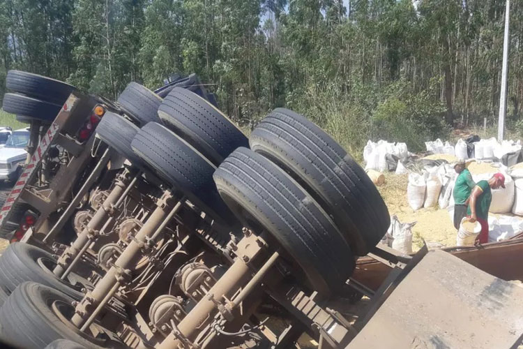 Carreta carregada de soja tomba em estrada no oeste da Bahia