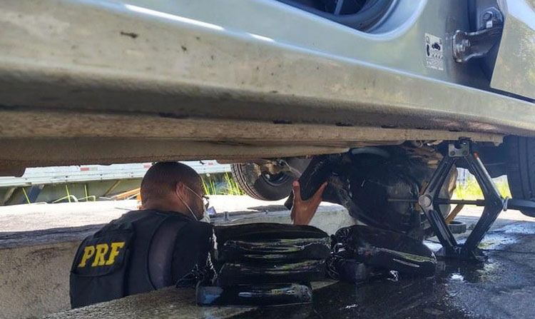 Dois são presos com mais de 10 kg de cocaína em tanque de combustível em Jequié