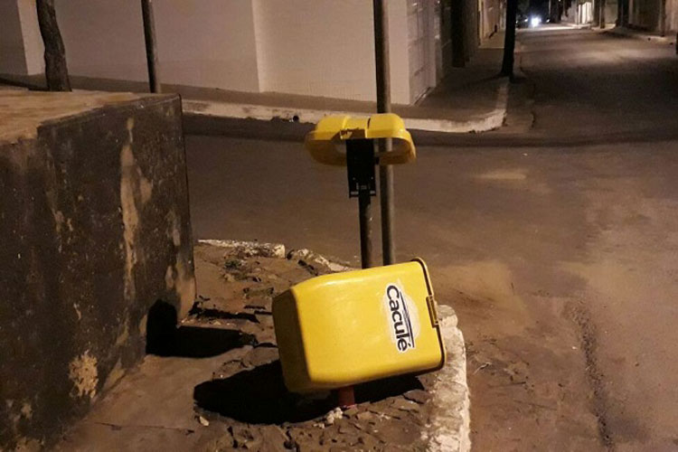 Vândalos destroem coletores de lixo em Caculé