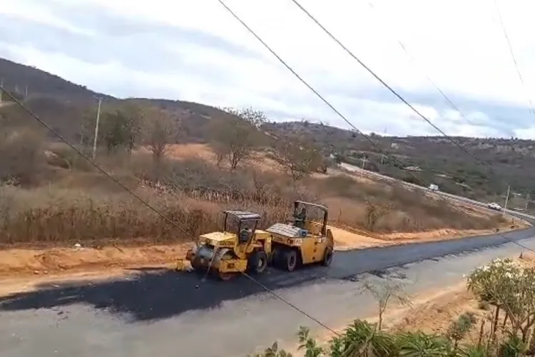 Prefeitura de Brumado inicia aplicação de borra asfáltica na estrada do Arrecife