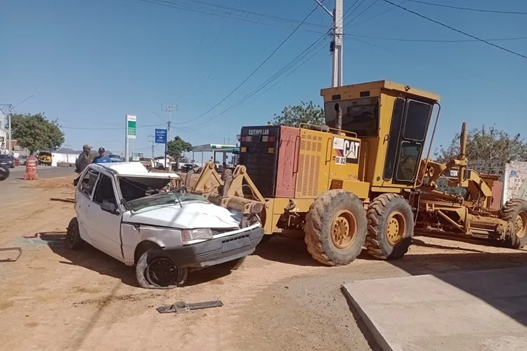 Carro é atingido por máquina durante obra em Guanambi
