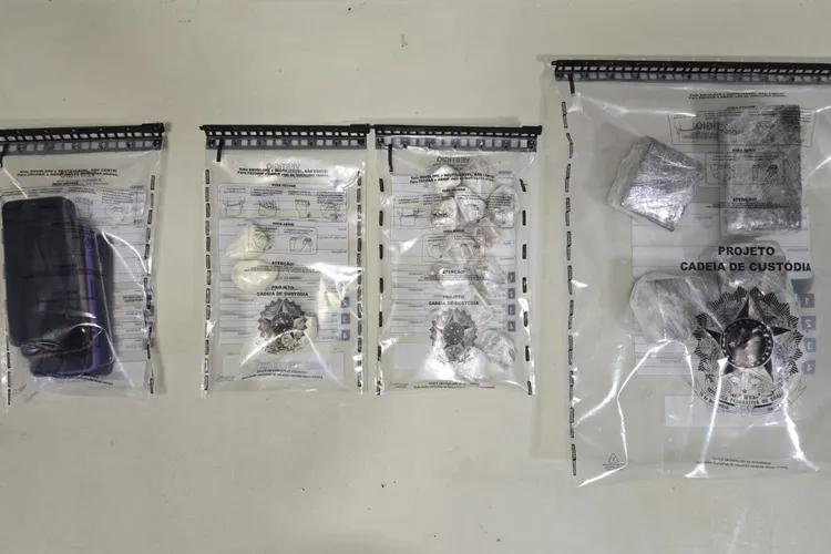 PM acaba com ponto de tráfico e apreende mais de 1,8 kg de drogas em Bom Jesus da Lapa