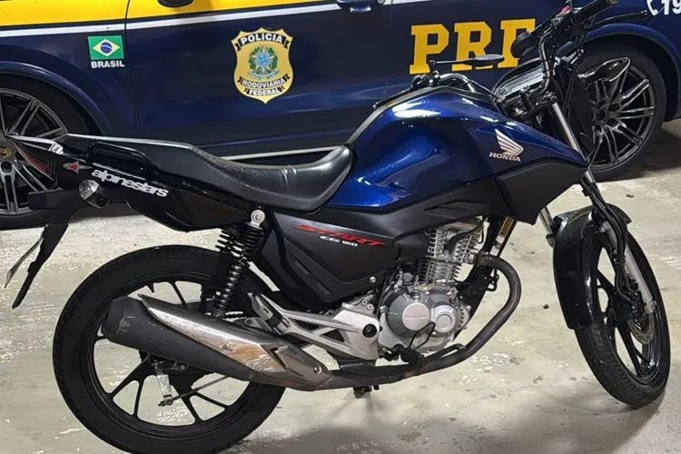 Vitória da Conquista: PRF intercepta moto furtada em São Paulo dentro de ônibus na BR-116