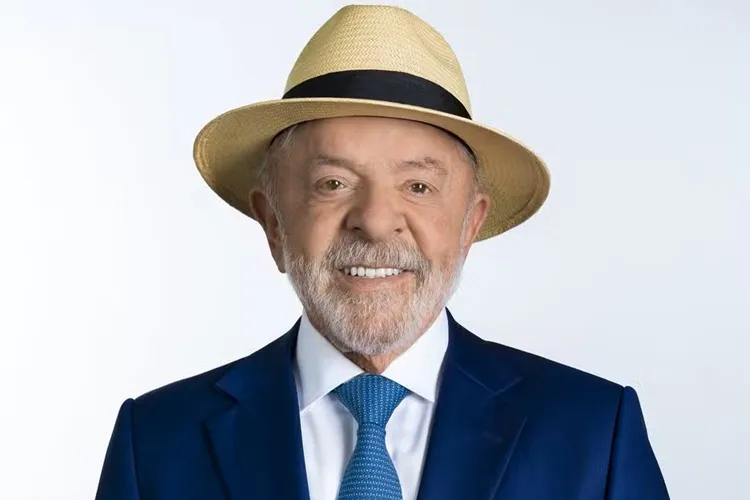 Eleições 2026: MPE não vê irregularidade na foto de Lula com chapéu na urna
