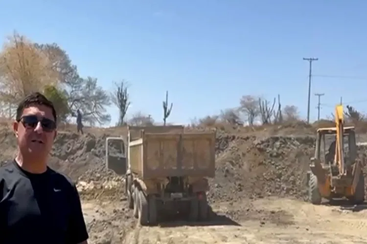 Prefeito acompanha limpeza de aguada na zona rural de Malhada de Pedras