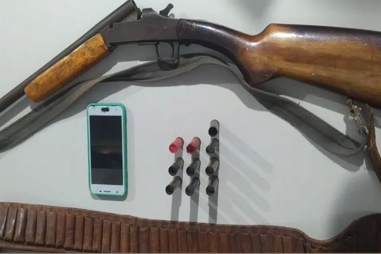 4ª CIPM apreende arma de fogo e munições na casa de um casal em Boquira